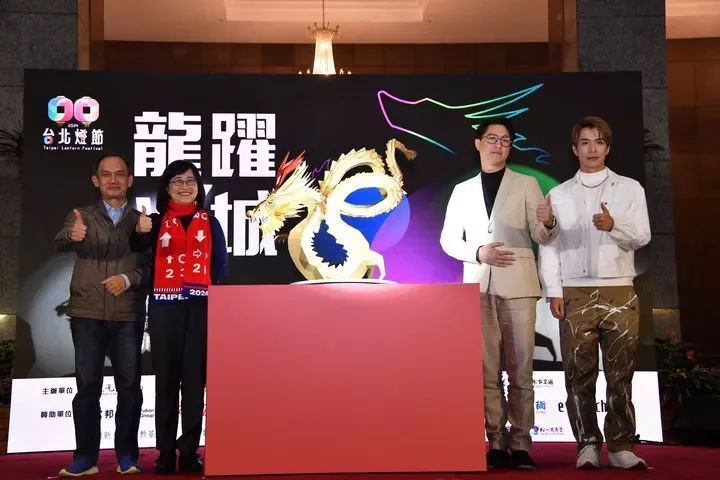 林奕華副市長(左2)、紙雕藝術家杜清祥(左1)、策展人劉治良(右2)、音樂製作人...
