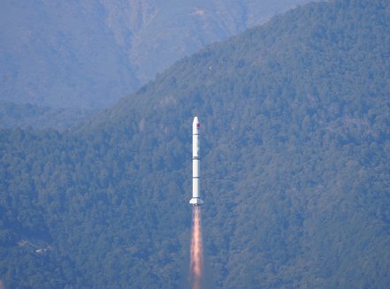 大陸9日在西昌衛星發射中心使用長徵二號丙運載火箭，成功將愛因斯坦探針衛星發射升空。圖／新華社
