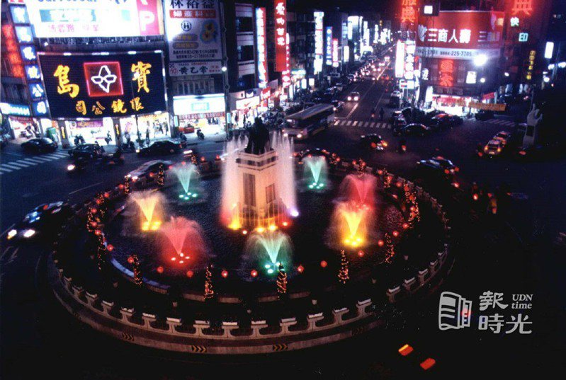 嘉義市中央圓環元宵夜景。圖/聯合報系資料照（1998/02/11 陳濱田攝影）