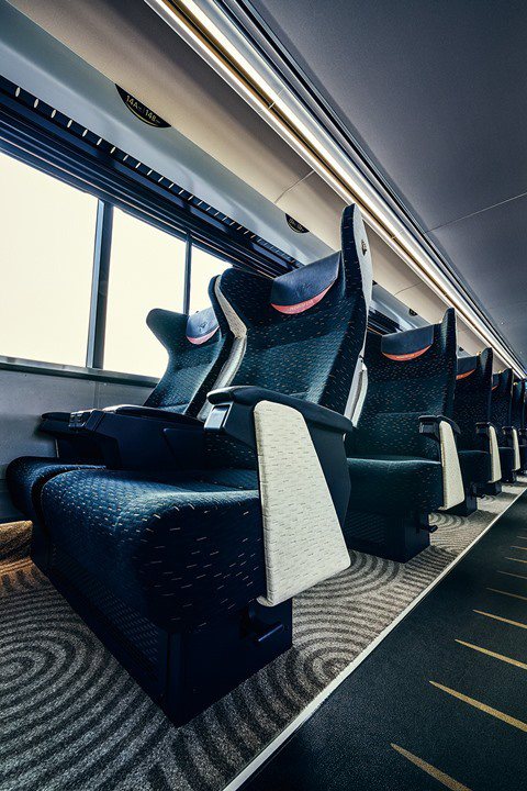 ▲京阪電車的 Premium Car 的斜躺式寬敞座椅皆附有插座等貼心設置。　圖：向日遊顧問有限公司／提供