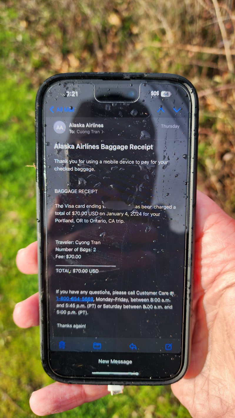 贝特在奥勒冈州波特兰的路边，寻获一支从高空坠落，却毫发无伤的iPhone手机，从电邮研判应是从阿拉斯加航空编号1282的波音737 Max 9班机坠下。    取自贝特的X帐号(photo:UDN)