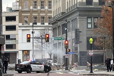 美國德州沃思堡市中心一家飯店8日驚傳爆炸，造成至少11人受傷，其中1人命危、2人重傷，另有1人失蹤，事故周邊道路可見散落大量建築碎片，旅館外牆被炸翻，黑煙直竄天際。美聯社