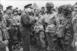1944年6月5日諾曼第登陸作戰前，盟軍最高司令艾森豪將軍（左）在英國格林漢機場為傘兵打氣。路透／美國陸軍傘兵檔案館