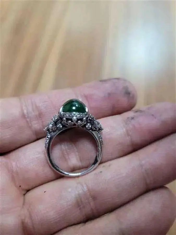 Foshan Jeweler Salvages $12 Million Jade Ring from Ditch