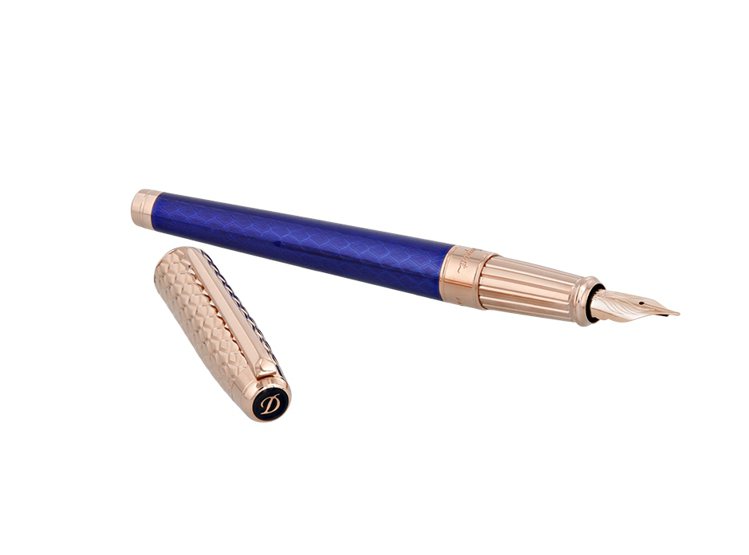 Dragon系列Line D Eternity鋼筆，提供深紅色、藍色與黃色漆藝款式選擇，35,100元。圖／迪生提供
