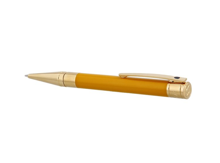 Dragon系列D-Initail鋼珠筆，提供深紅色、藍色與黃色漆藝款式選擇，6,200元。圖／迪生提供