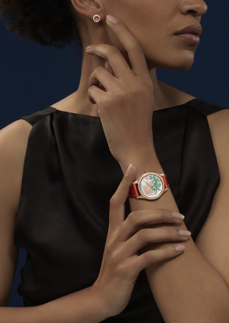 L.U.C XP系列Esprit de Fleurier Rose玫瑰腕表，35毫米符合倫理道德標準的18K玫瑰金鑲鑽表殼，表盤飾有蕭邦製表廠琺瑯大師採用大明火琺瑯工藝製成的玫瑰圖案 ，搭載L.U.C 96.23-L機芯，搭配橙色表帶，516萬9,000元。圖／蕭邦提供