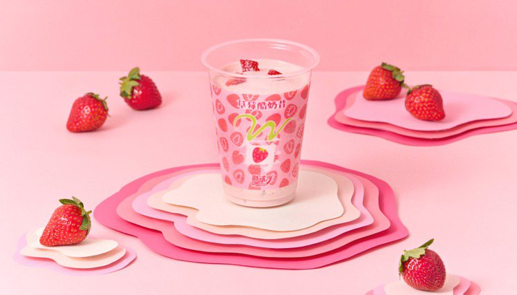 全家便利商店1月10日起新推出酷繽沙「草莓酷奶昔」，1月10日至1月23日會員限定新品嘗鮮價59元（原價65元）。圖／全家便利商店提供