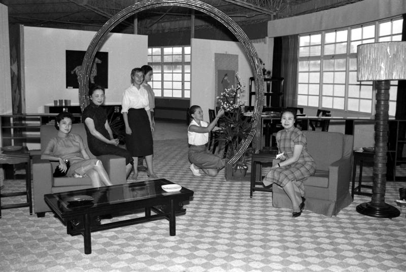 1960年1月10日，台北國際婦女會主辦「現代家庭示範展覽」，圖為婦女成員們協助幫助布置會場。圖／聯合報系資料照片