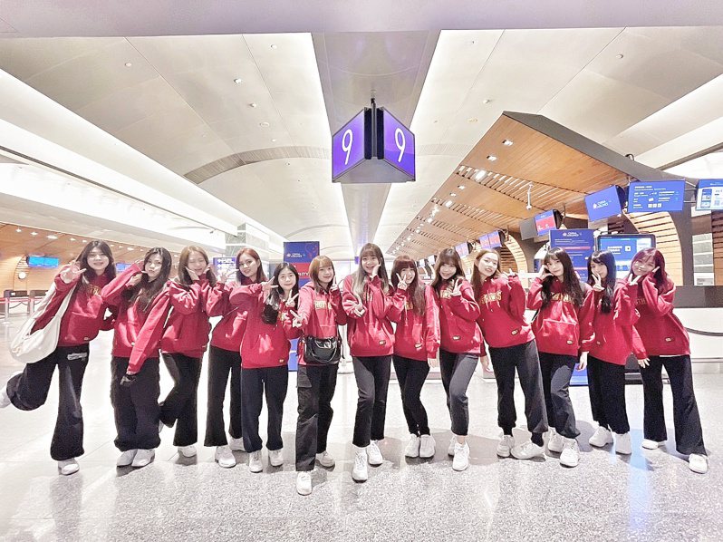 台鋼集團Wing Stars啦啦隊13位創隊成員在今天動身前往南韓，接受南韓師資的舞蹈練習、歌唱、錄音、鏡頭等多元訓練。圖／台鋼雄鷹隊提供