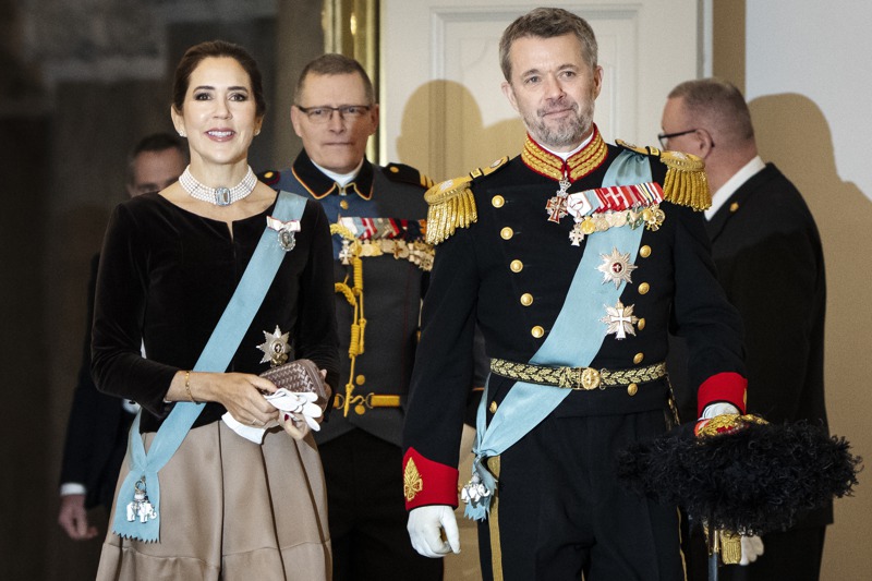 丹麥太子妃瑪麗與太子弗雷德里克2004年步入婚姻，被稱作是「現實世界的童話故事」。圖為兩人接見外國使節團。歐新社