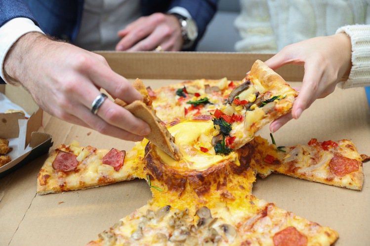 「起司火山四喜披薩」中央為200g的濃郁起司醬，可以搭配披薩、副食品嚐。。圖／達美樂提供