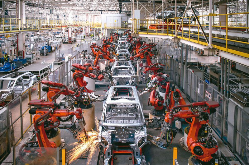 大陸汽車產業發展蓬勃，官方規畫到2025年，要制定30項以上汽車晶片重點標準。（路透）