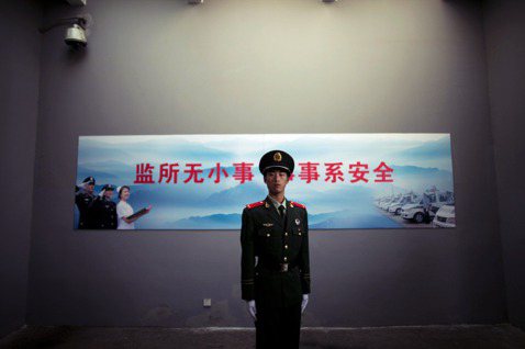 示意圖，一名中國武警駐守北京第二看守所。 圖／美聯社　