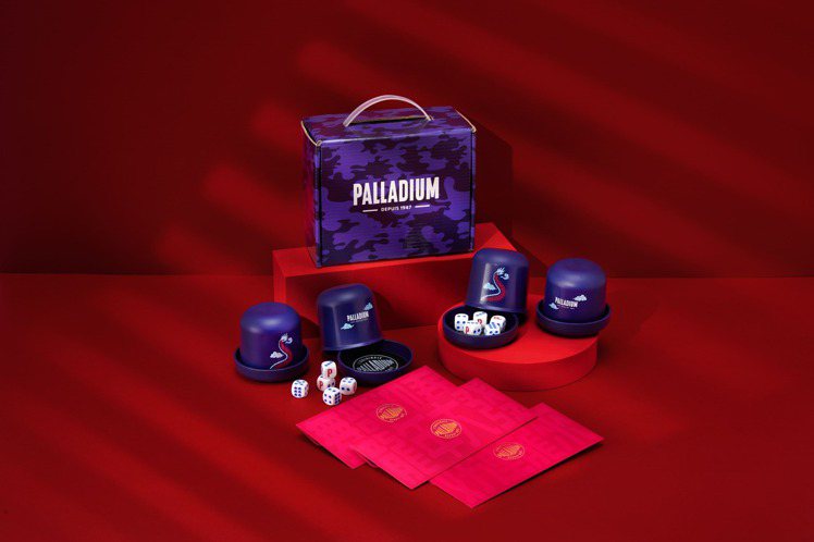 自1月11日起至2月29日止，PALLADIUM推出來店消費即贈來店禮，舞龍迎春紅包袋3入組；購物滿6,000元限量加碼送龍年大發骰盅4入組。圖／PALLADIUM提供