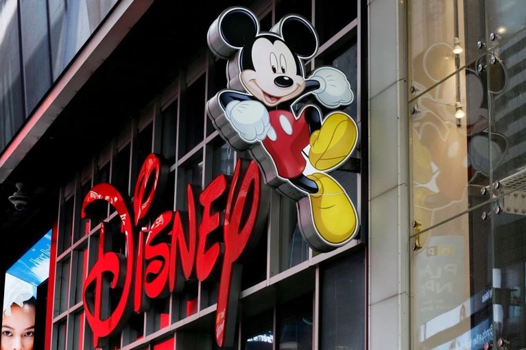 米老鼠已是迪士尼最具代表性的角色，衍生的品牌商機無窮，卻在2024年面臨版權保護期限到期的問題。 Photo by Leonardo Munoz/VIEWpress via Getty Images