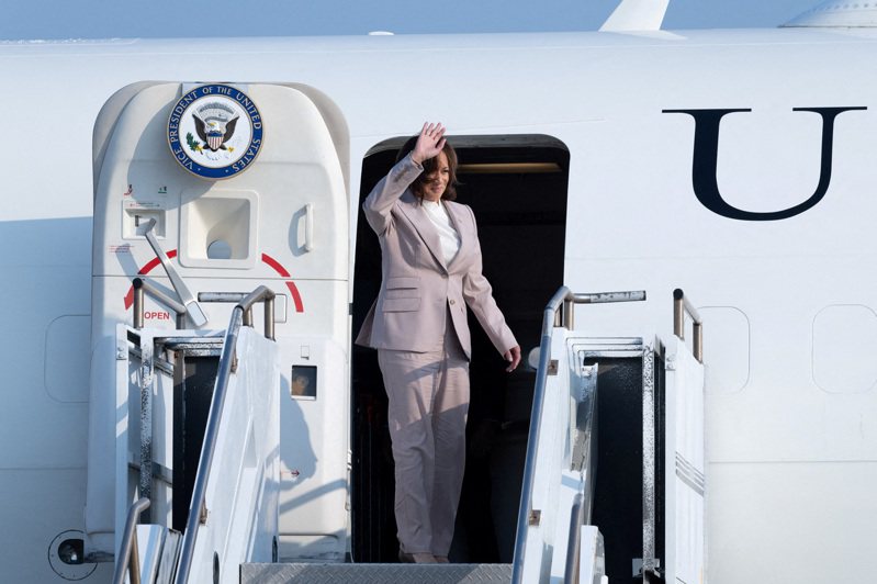 美國副總統賀錦麗的專機從亞特蘭大返回時，因天候被迫轉降華盛頓杜勒斯國際機場。 路透社資料照
