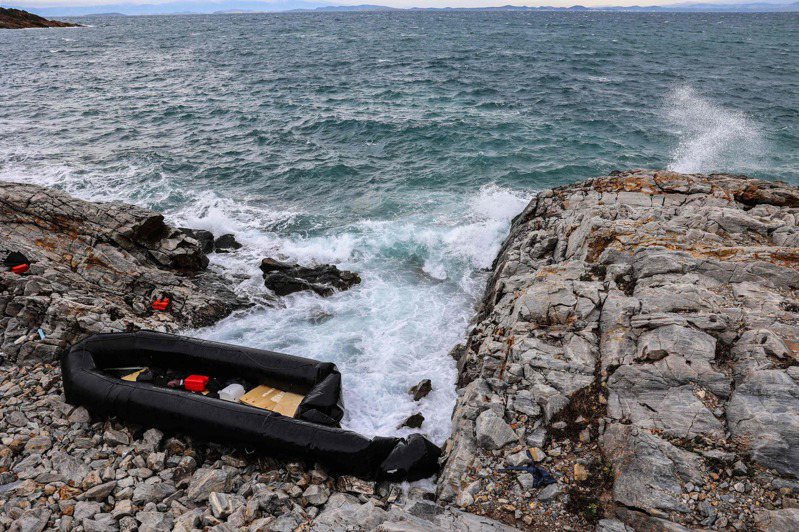 希臘海岸巡防隊指出，今天在愛琴海的列士波斯島一處岸石海岸附近救起18位移民，並找到1男1女2具遺體。法新社