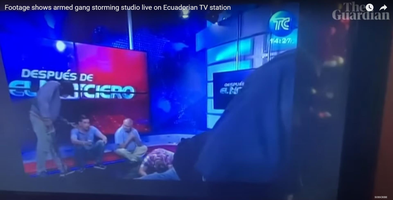 厄瓜多一家正在現場直播的電視台遭蒙面武裝人員闖入。取自YouTube