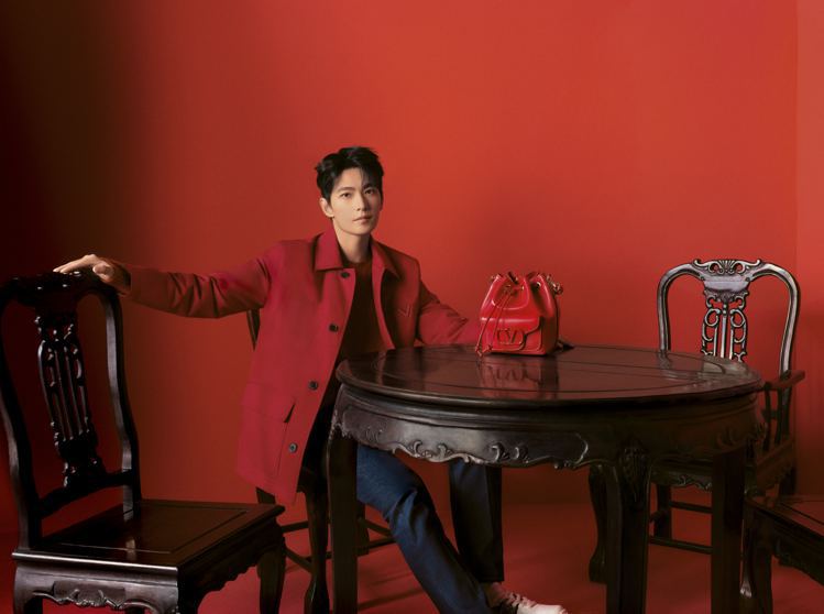 Valentino品牌代言人楊洋演繹新春紅韻系列。圖／范倫鐵諾提供