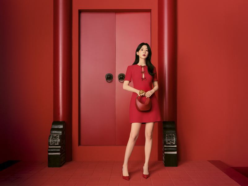 Valentino品牌代言人楊紫演繹新春紅韻系列。圖／范倫鐵諾提供
