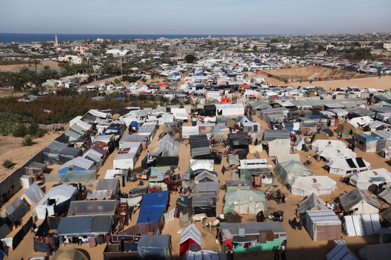 以巴衝突至今邁入第4個月，國防軍一方面持續擴大攻擊加薩多個地區，另一方面要求巴勒斯坦人撤離戰區，如今加薩僅存1/3地區可供220萬平民避難。圖為拉法充斥難民帳篷。路透