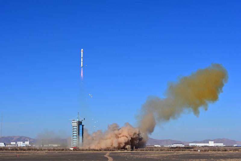 中國大陸9日下午發射衛星，國防部以「國家級警報」規格發布簡訊，引發軒然大波。圖為2023年12月4日，中國大陸使用長征二號丙運載火箭，將埃及二號衛星發射升空。中新社