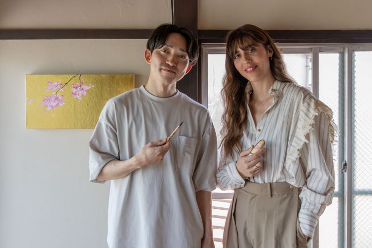 日本藝術家品川亮（左）與嬌蘭彩妝創意總監Violette合照。圖／嬌蘭提供