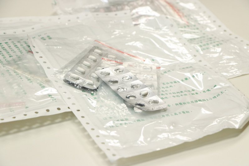 藥師李懿軒表示，留下藥袋可提供完整的紀錄，作為調整藥物、避免重複用藥的依循。記者賴昀岫／攝影