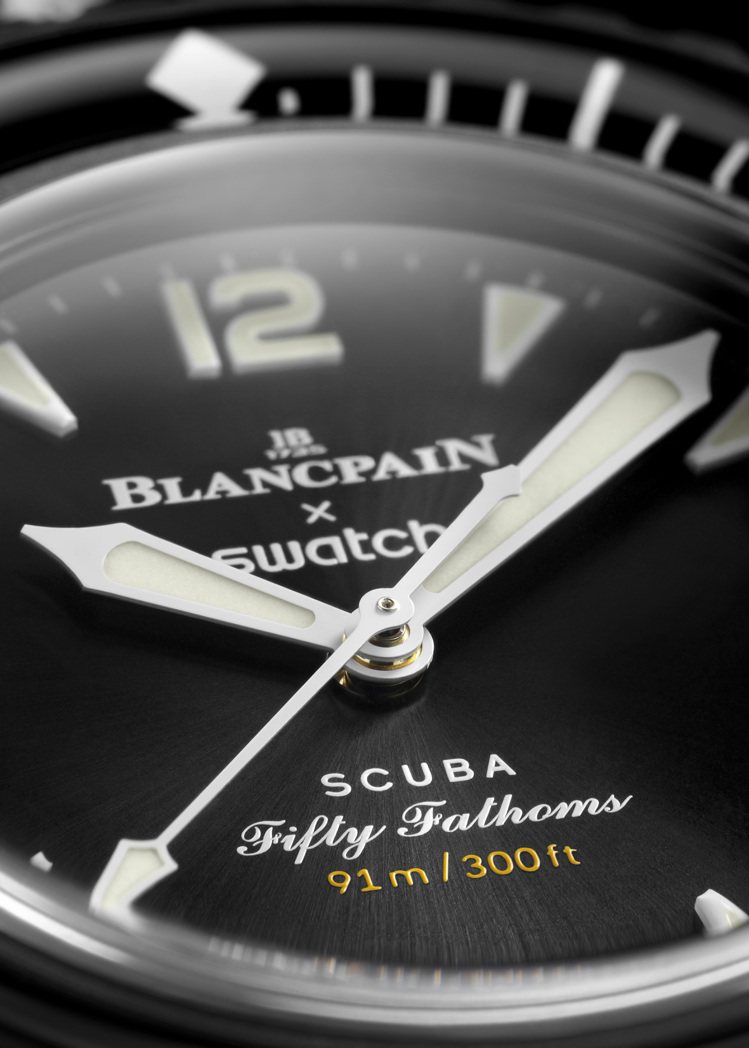 被暱稱為「黑魂版」的Bioceramic Scuba Fifty Fathoms腕表，被認為更接近原型Blancpain的招牌五十噚潛水表。圖／Swatch提供