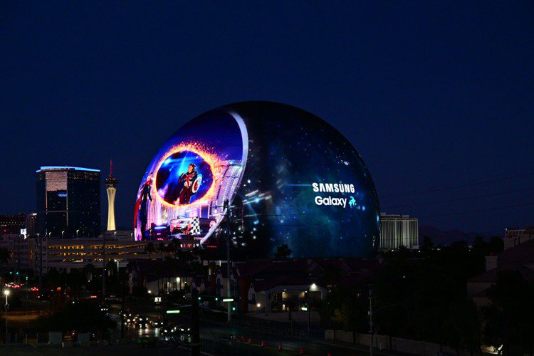 三星與現正於Disney+獨家熱播的全新漫威影集《無限可能：假如…？》第2季主角聯手出擊，於台灣時間1月9日磅礡登上拉斯維加斯Sphere巨型戶外LED螢幕。圖／三星提供