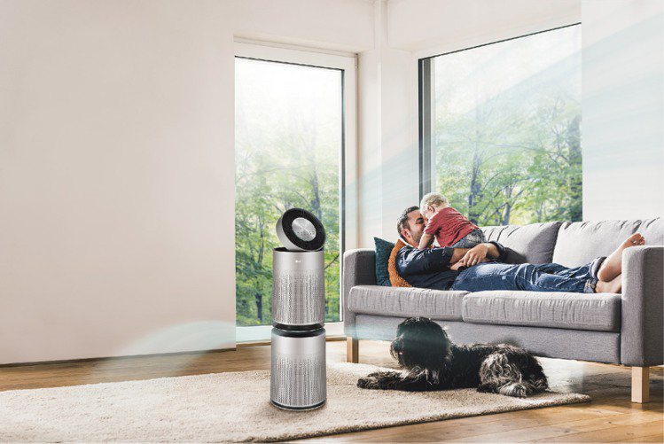 LG PuriCare 360°空氣清淨機透過抗敏HEPA13濾網、光觸媒除臭濾網與高換氣率的模式，有效去除空氣中的過敏原、塵蟎、異味，用最高品質的清新空氣照顧家人。圖／LG提供