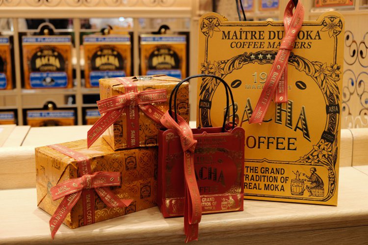 Bacha Coffee提供精品級的包裝與提袋。記者江佩君／攝影