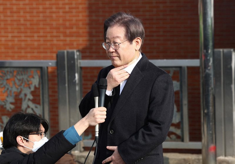南韓在野的共同民主黨黨魁李在明10日自首爾大學醫院出院後，向記者發表講話。路透