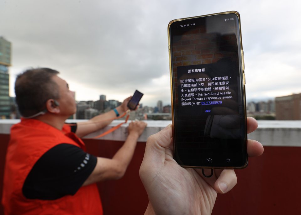 國防部9日下午兩度發布國家級警報，稱中國發射衛星經過台灣上空，英文卻寫missile（飛彈），被外界認為是選舉操作。 記者林澔一／攝影