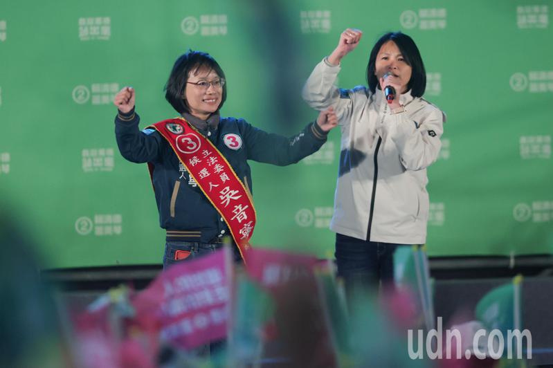 民進黨立委候選人吳音寧（左）與民眾互動熱絡。記者黃仲裕／攝影
