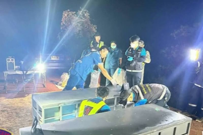 救援人員從池中打撈起2個鐵箱，分別發現疑犯父妹的屍體。圖／Amarintv新聞截圖