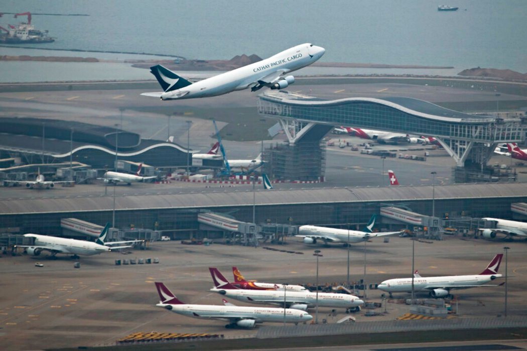 2020年時香港國際機場停機坪上的國泰航空飛機，紅色標誌為國泰港龍航班，國泰港龍...