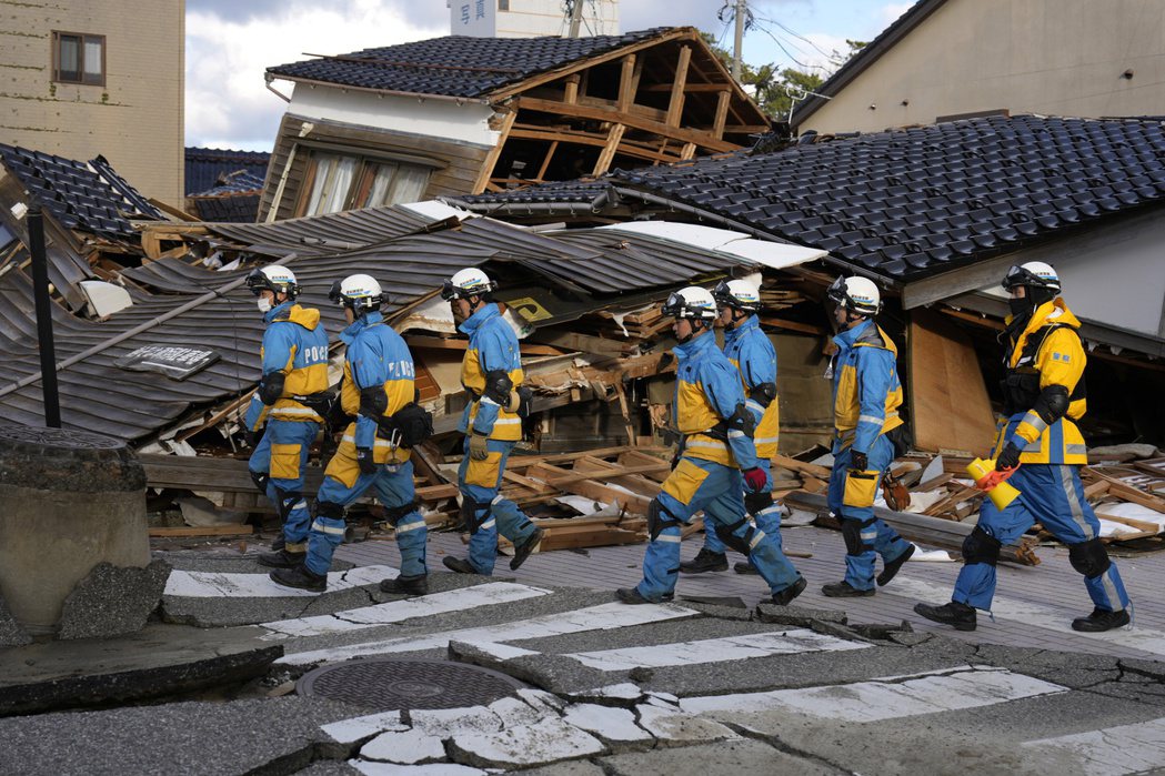 日本能登半島2024年1月1日發生大地震後，救援人員仍在積極尋找倖存者。 圖／歐...
