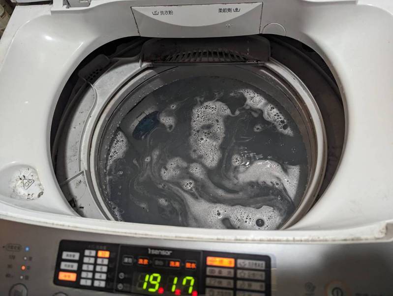 一名網友表示，自己清潔洗衣機後發現髒得嚇到人。圖／翻攝自臉書我愛全聯-好物老實説