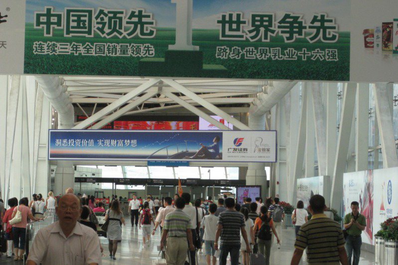 中國國家移民管理局今天宣布，即日起實施便利外籍人員入境的5項措施。包括在中國9座機場直接過境且24小時內轉往他國者，可免辦查驗手續，以及急需赴中來不及辦理簽證者，可持邀請函等文件在機場辦理簽證等。聯合報系資料照