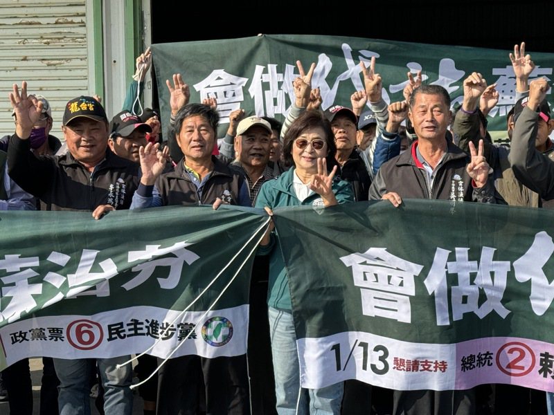 雲林縣口湖鄉數十名養殖漁民11日聚集力挺民進黨立委蘇治芬（前左3）連任，眾人比出3號手勢合影。 中央社