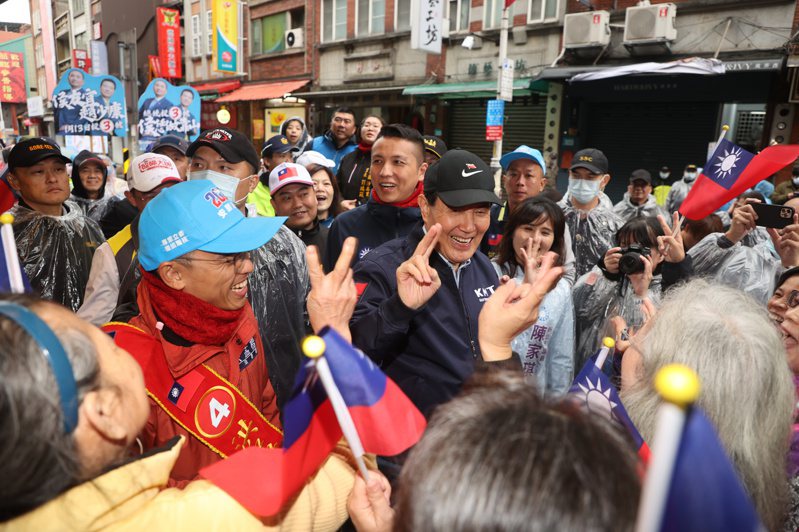 圖為前總統馬英九（中）日前陪同國民黨立委候選人洪孟楷到淡水拜票，享有高人氣。本報資料照片
