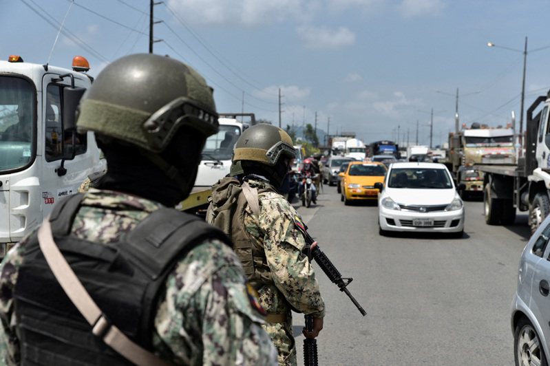 厄瓜多全國暴力亂象事件頻傳，總統10日進一步宣布進入戰爭狀態。路透