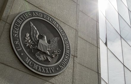 美國證管會（SEC）10日終於核准第一批直接投資比特幣的ETF。  美聯社
