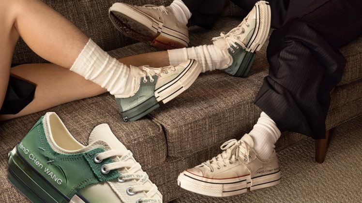 FENG CHEN WANG替Converse 2-in-1 CHUCK 70鞋款設計漸變印花鞋面，並搭配洗舊、破壞處理，帶來十足潮流感，使人驚艷，預料開賣時又將成搶手貨。圖／Converse提供