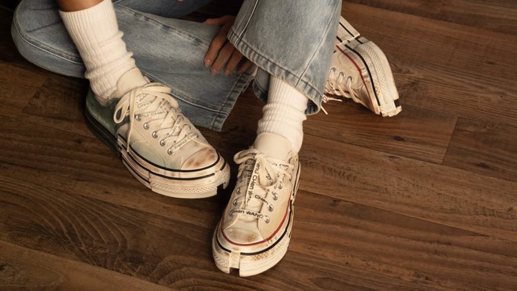 Converse跨界FENG CHEN WANG系列2-in-1 CHUCK 70鞋款，整體設計以「兩個」為創作初衷，於是將雙層帆布鞋半裁剪拼疊，「合二為一」融為一體。圖／Converse提供