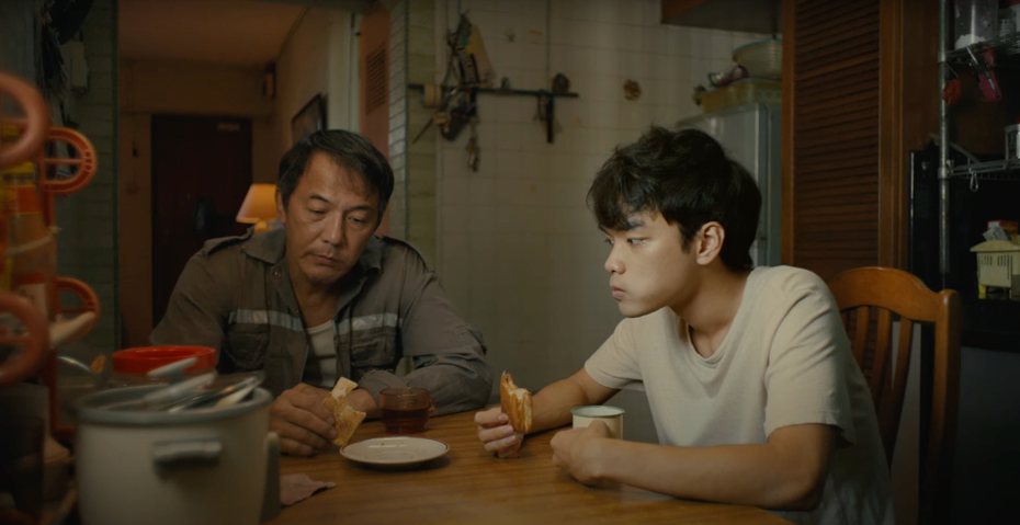 戴立忍（左）在「明天比昨天長久」詮釋移民到新加坡的藍領階級單親父親，他與飾演兒子的陳嘉良詮釋一段關係疏離的父子。圖／飛望影像有限公司提供