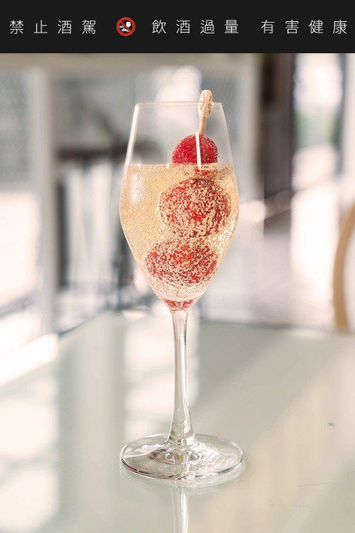 「草莓氣泡酒」每杯320元。圖／三澧餐飲集團提供  提醒您：禁止酒駕 飲酒過量有礙健康