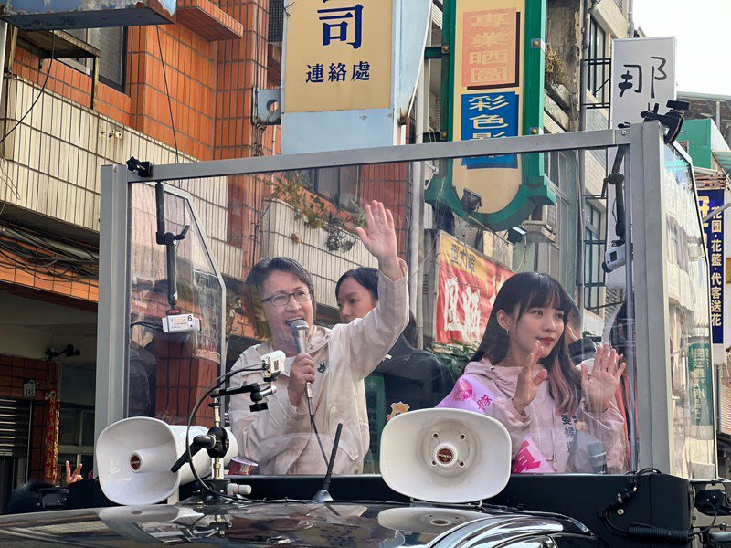 民進黨副總統候選人蕭美琴今下午陪同黃捷展開車隊掃街。記者張議晨／攝影